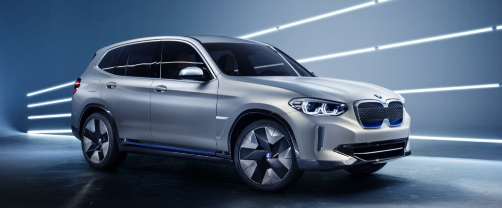 Till skillnad från elbilen i3 har BMW verkligen inte tagit ut designsvängarna för nya iX3. Den ser ut ungefär som vanliga X3 men får bland annat fälgar och däck som ska sänka luftmotståndet respektive rullmotståndet, för att förlänga räckvidden.