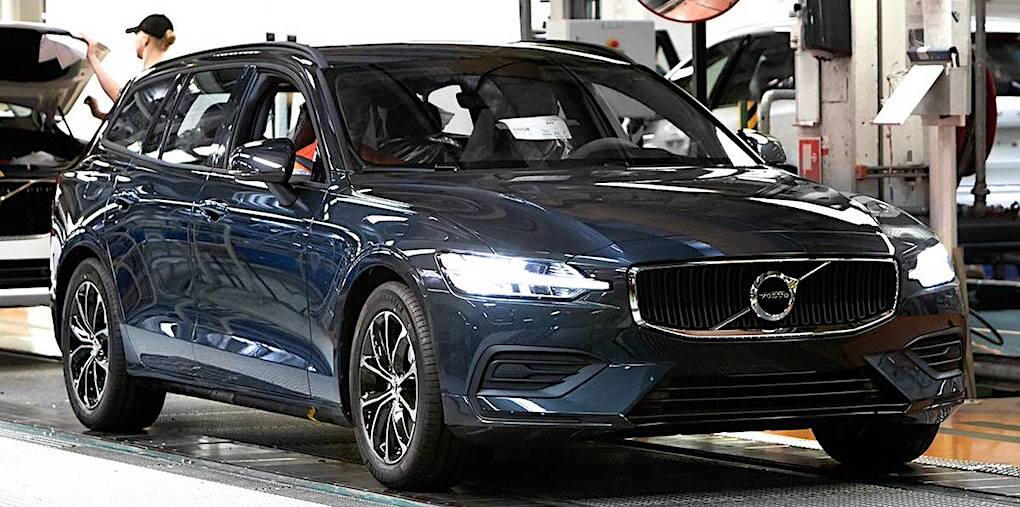 En Volvo V60 SUV monteras på en fabrik. (AI text)