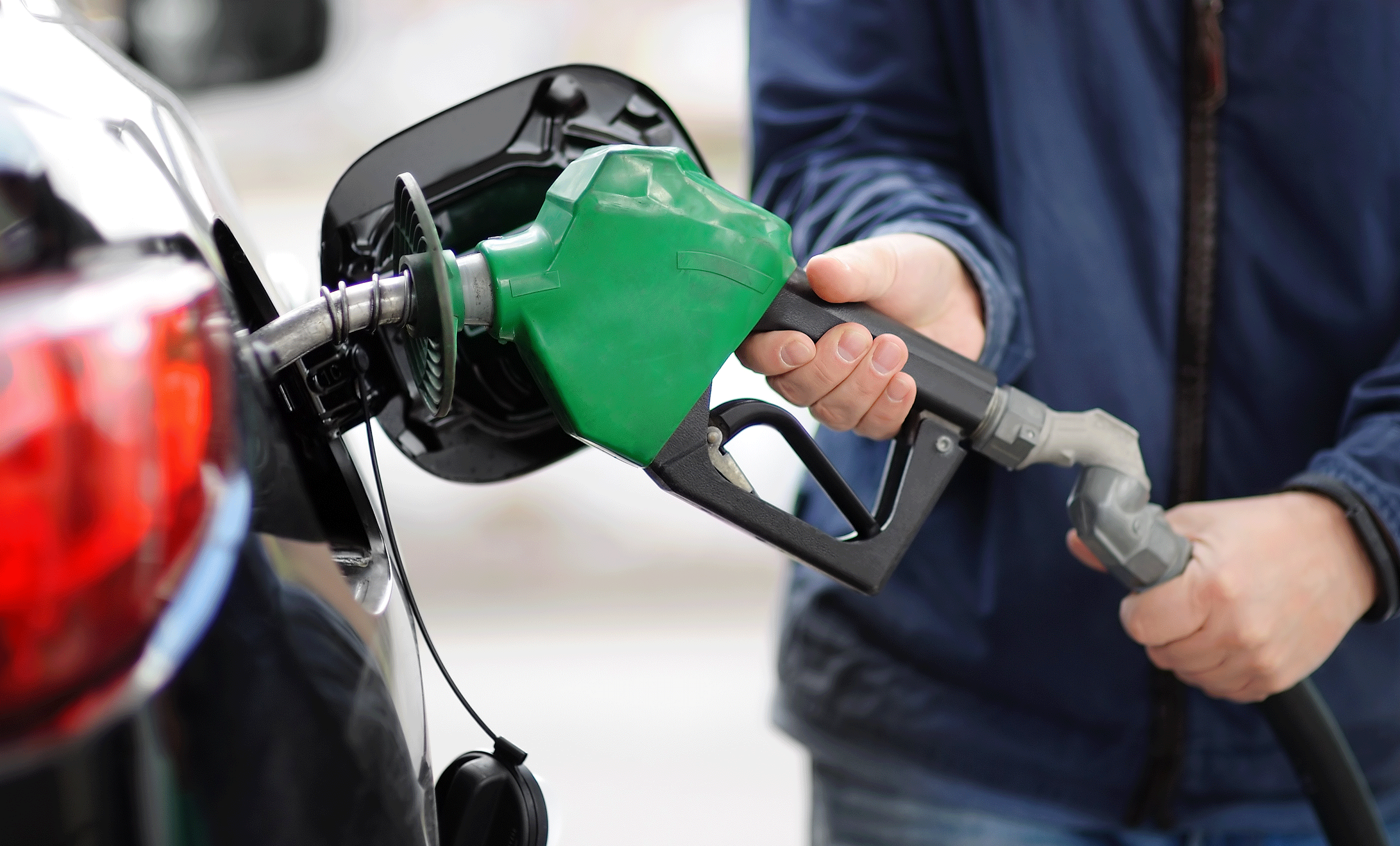 En man fyller på sin bil med bensin. (AI text)