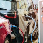 En bil är uppkopplad till en elladdare. (AI text)