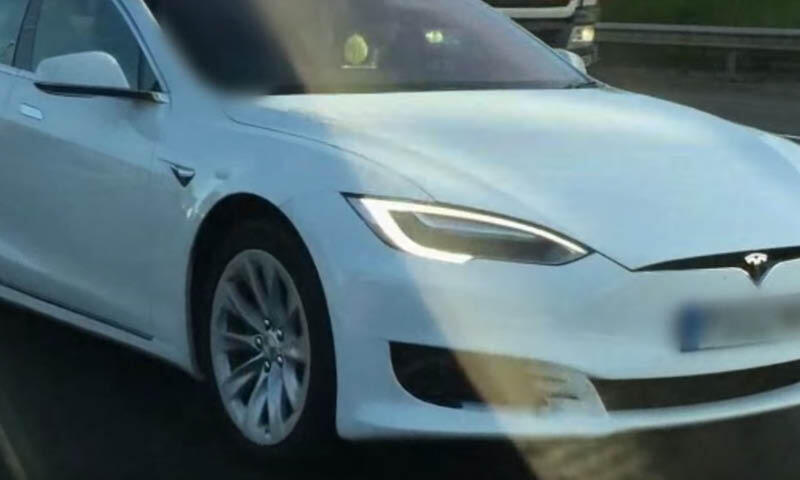 En Tesla Model S upptäcktes på vägen. (AI text)