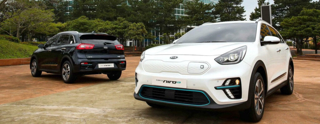 Kia Niro blir inte alls lika "vild" designmässigt som konceptbilen när den sätts i serieproduktion. Fronten har annorlunda utseende och LED-strålkastarna är formade som en pil.