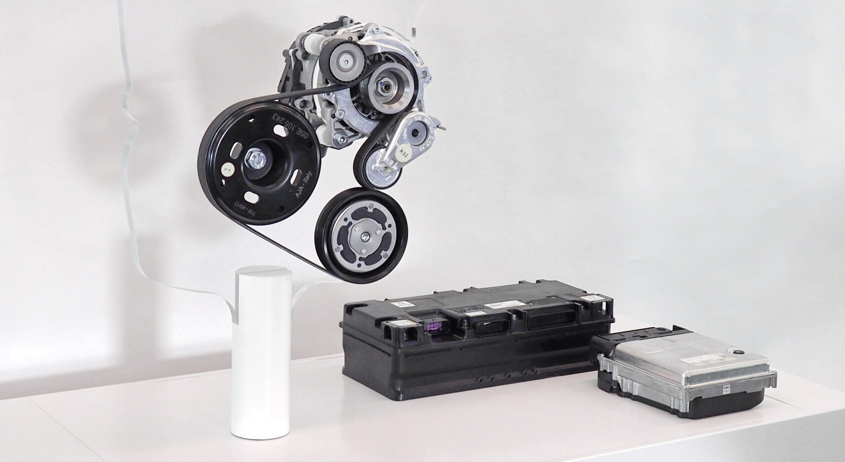 En bil med en TV-skärm och en TV. (AI text)