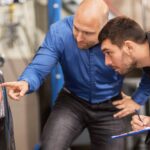 En mekaniker tittar på en bil. (AI text)