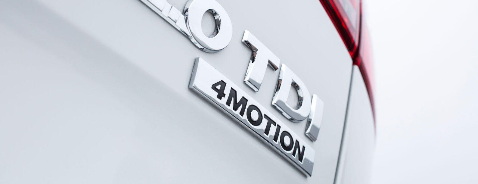 En vit bil med en röd märke på den. (AI text)