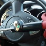 En bil med ett styrspak och ett styrspak. (AI text)