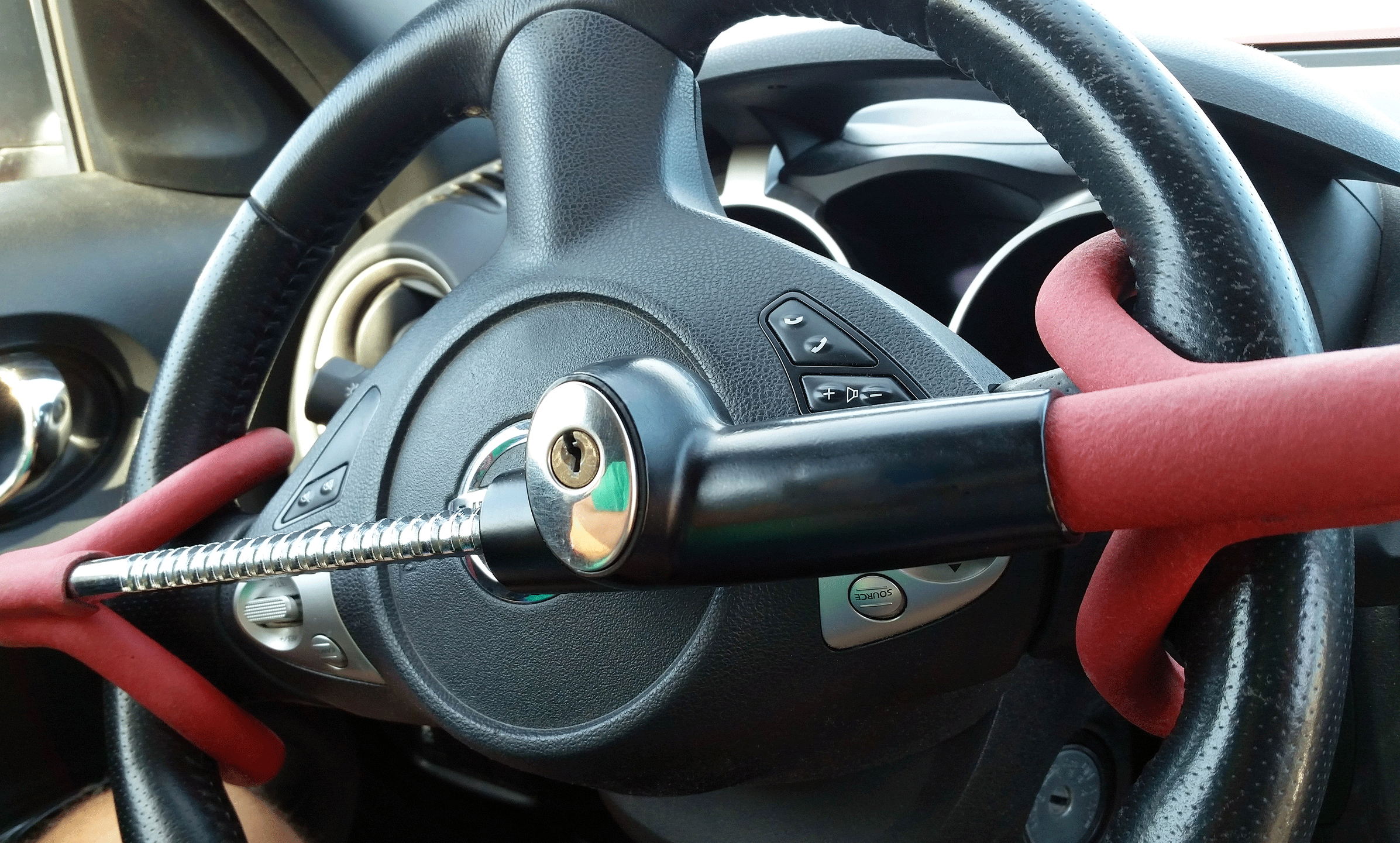 En bil med ett styrspak och ett styrspak. (AI text)