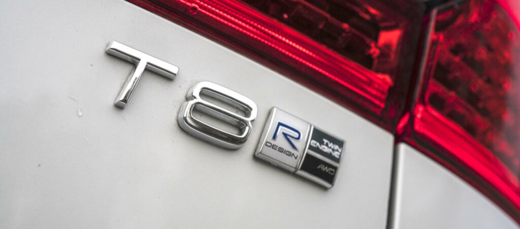 Bilar med det här emblemet är det hårt tryck på. Volvo klarar inte av att leverera laddhybridversionen av XC60 med mindre än sju–åtta månaders leveranstid.