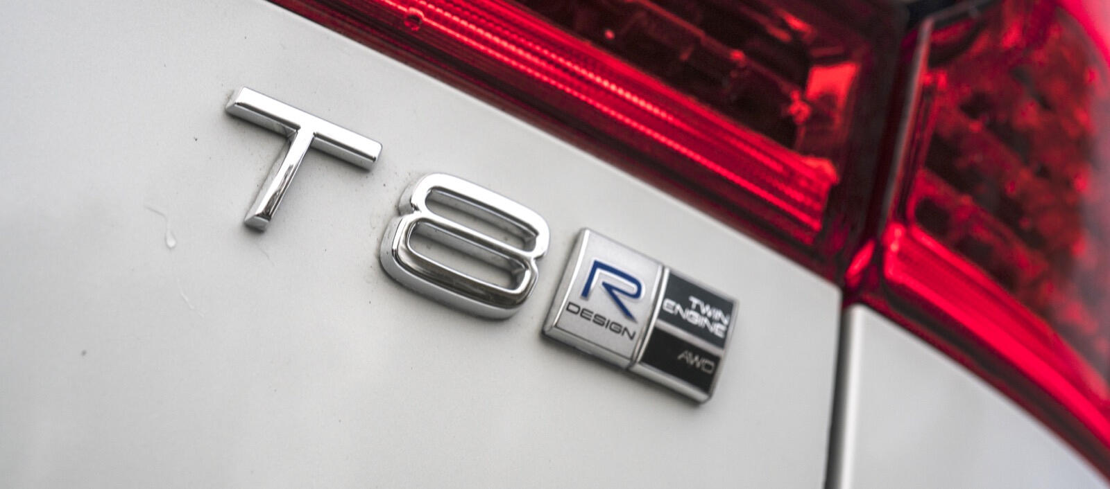 Bilar med det här emblemet är det hårt tryck på. Volvo klarar inte av att leverera laddhybridversionen av XC60 med mindre än sju–åtta månaders leveranstid.