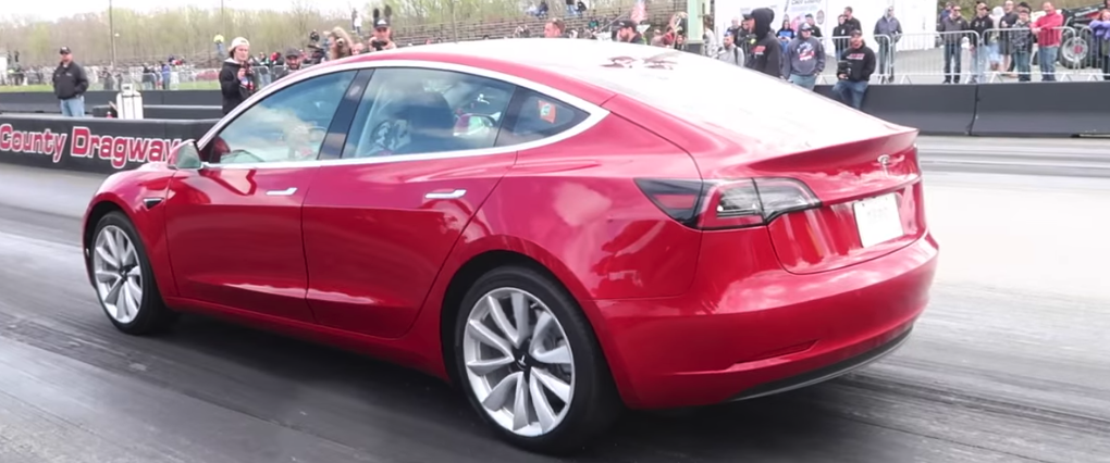 Tesla Model 3 på banan för dragkamp (AI text)