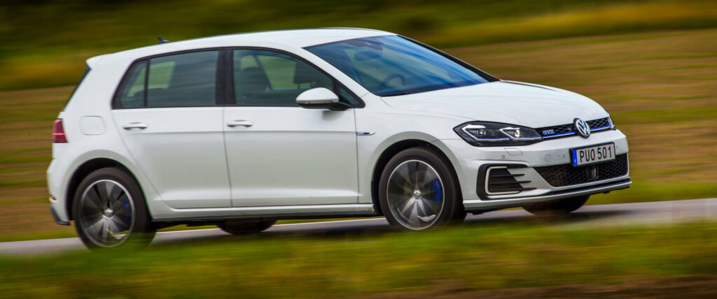 Volkswagen Golf GTI R kör nerför en landsväg. (AI text)