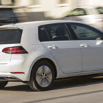 Elbilar och laddhybrider börjar bli vanliga i villakvarteren. Men för lägenhetsbor är laddningen fortfarande en stor utmaning.