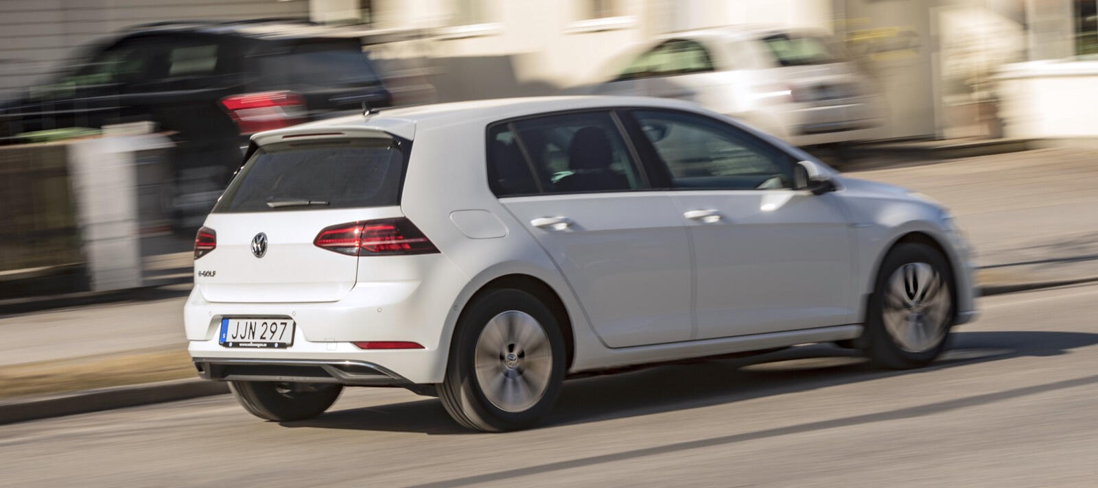 Elbilar och laddhybrider börjar bli vanliga i villakvarteren. Men för lägenhetsbor är laddningen fortfarande en stor utmaning.