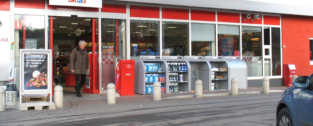 Köpa korv och tidningar är snart det enda man vågar göra på mackarna. Bränslet är för dyrt!
