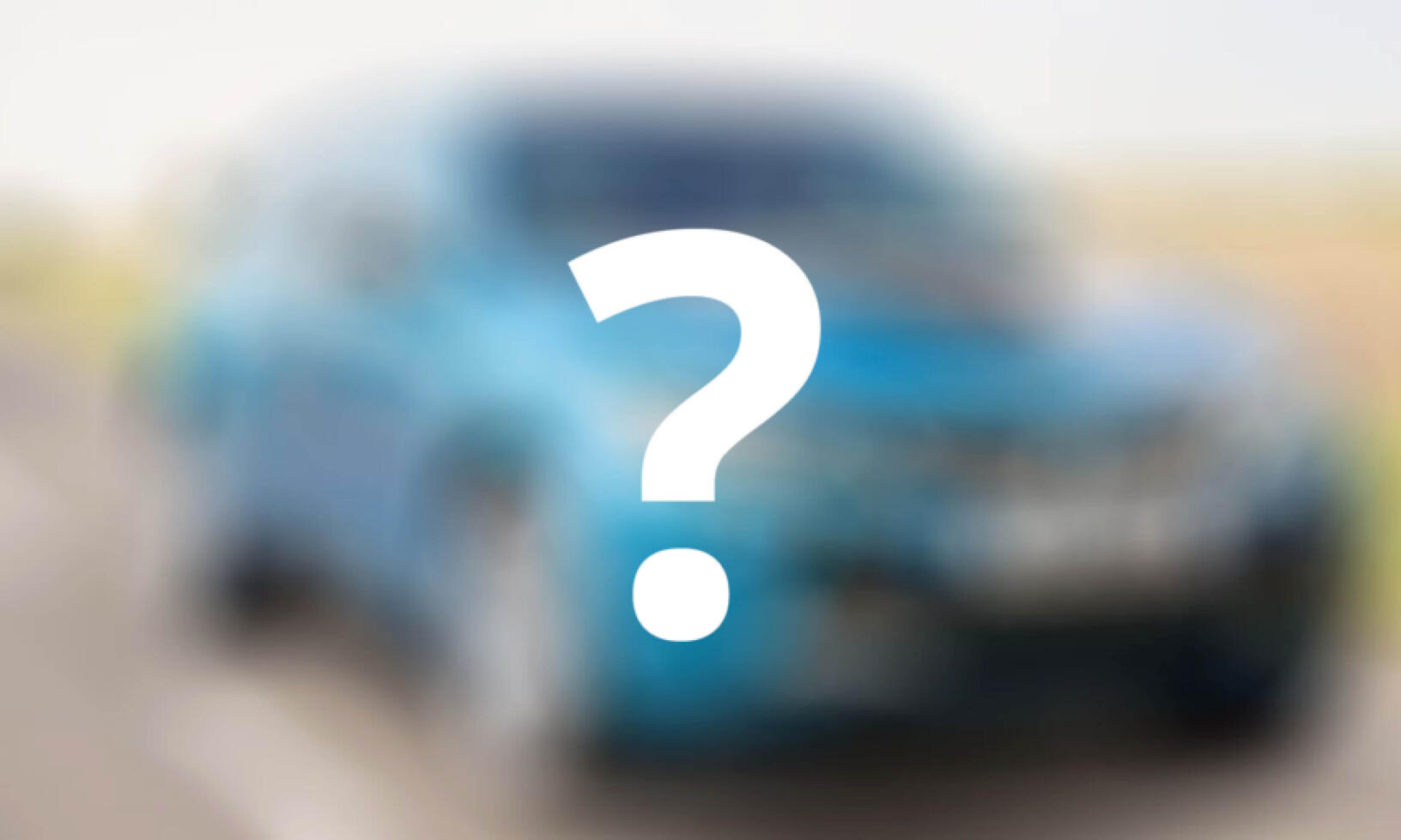 En blå bil med en frågetecken på den kör längs en väg. (AI text)