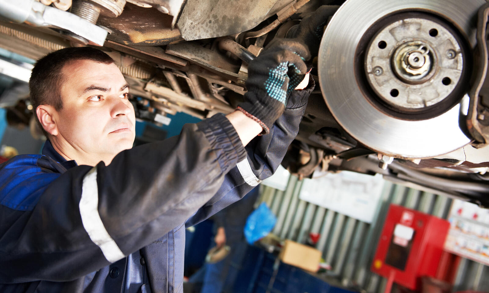 En mekaniker arbetar på en bil. (AI text)