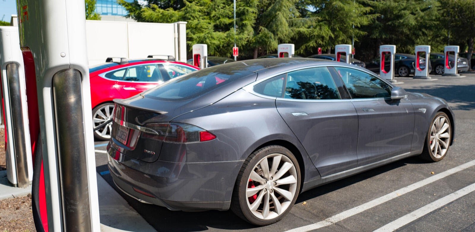 Tesla ska börja bygga en ny version av Supercharger-laddarna med högre laddeffekt.