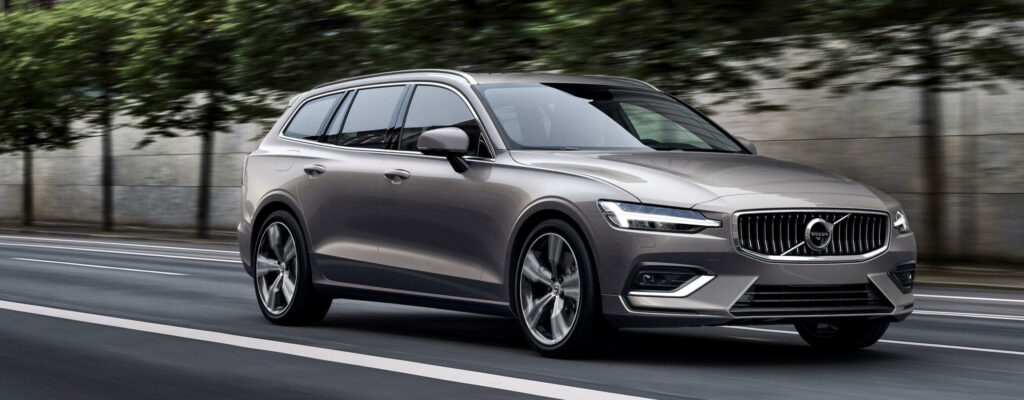 Volvo V60 Cross Country kör längs vägen. (AI text)