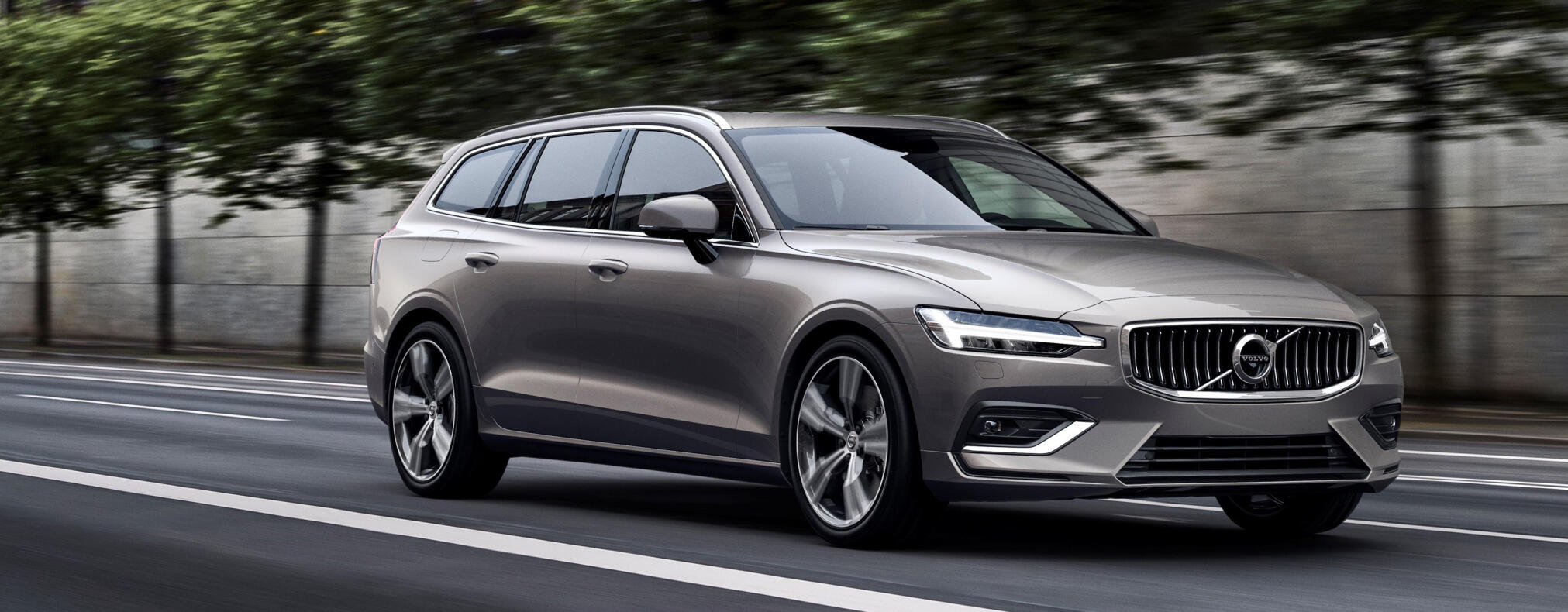 Volvo V60 Cross Country kör längs vägen. (AI text)
