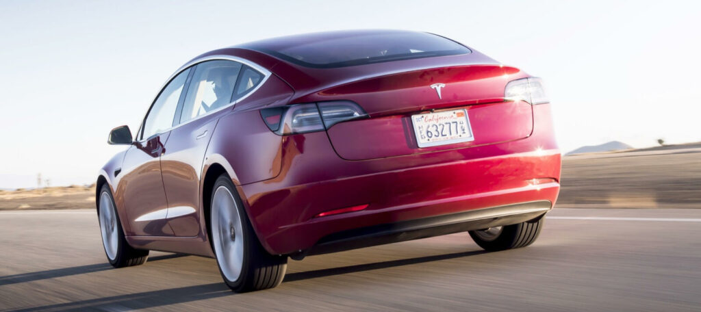 Bromssträckan för Tesla Model 3 blev längre än för pickuplastbilen Ford F-150 i ett amerikanskt test. Elon Musk säger att bilarna ska uppdateras med ny mjukvara.