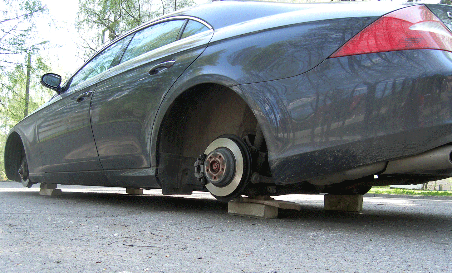 En bil står parkerad vid en gata. (AI text)