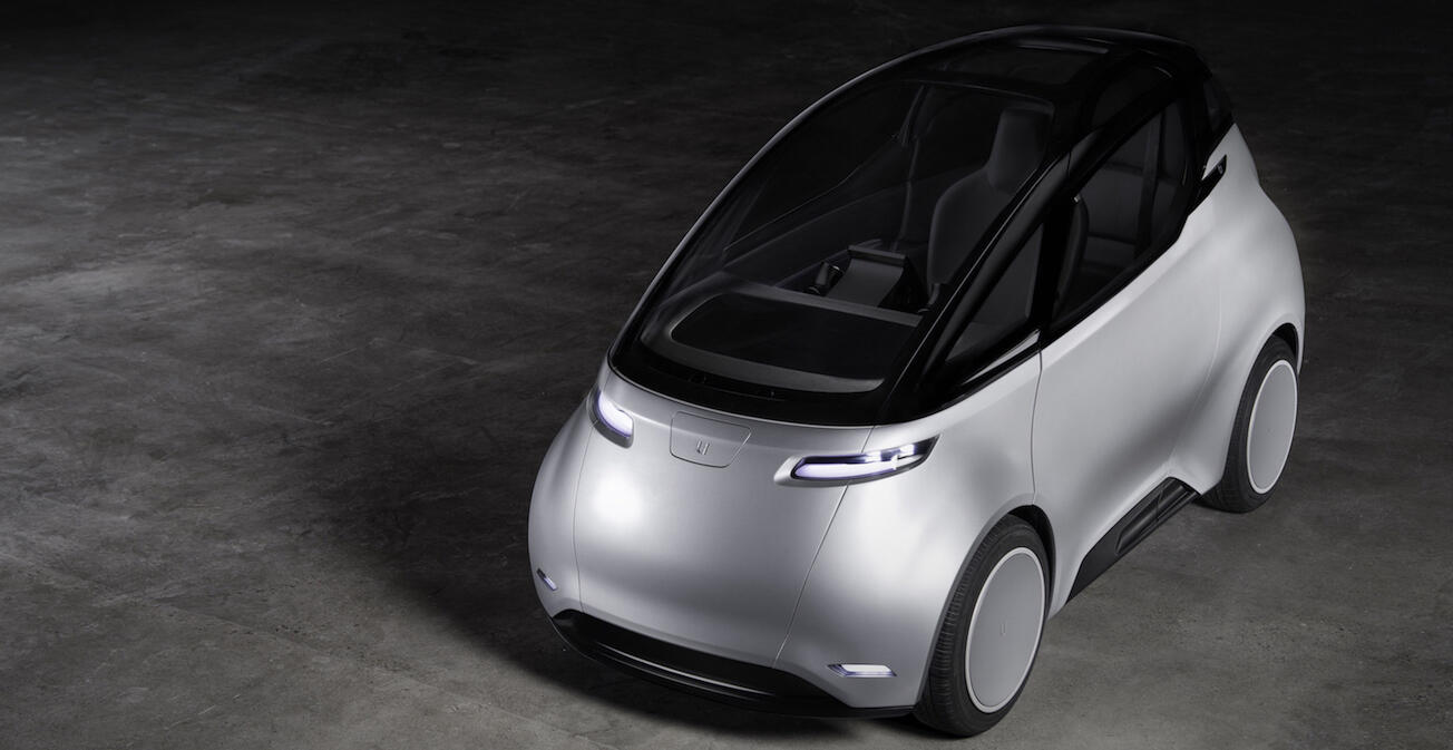 En futuristisk bil i en mörk utrymme. (AI text)