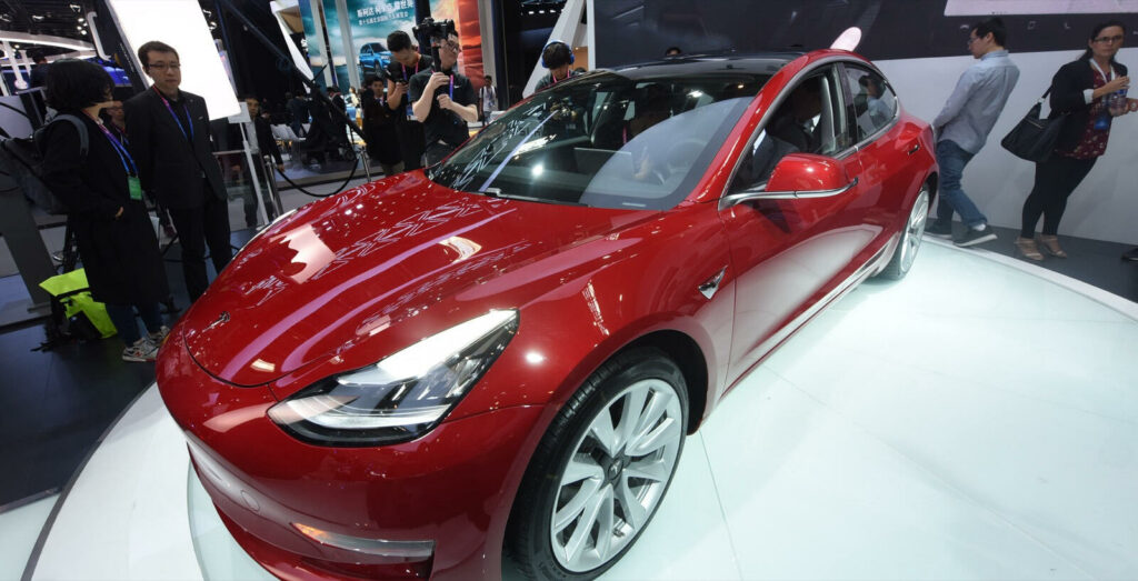Fordonsutställningen i Shanghai visar Tesla Model 3. Foto: Reuters (AI text)