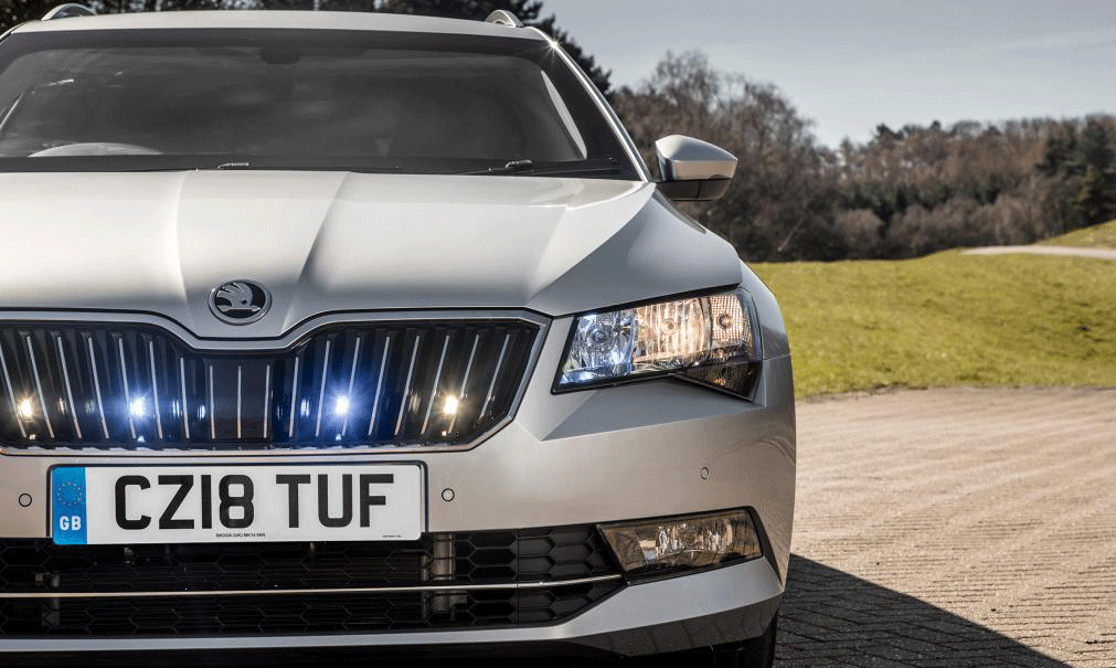 En Skoda A6 parkerad vid en vägkant. (AI text)