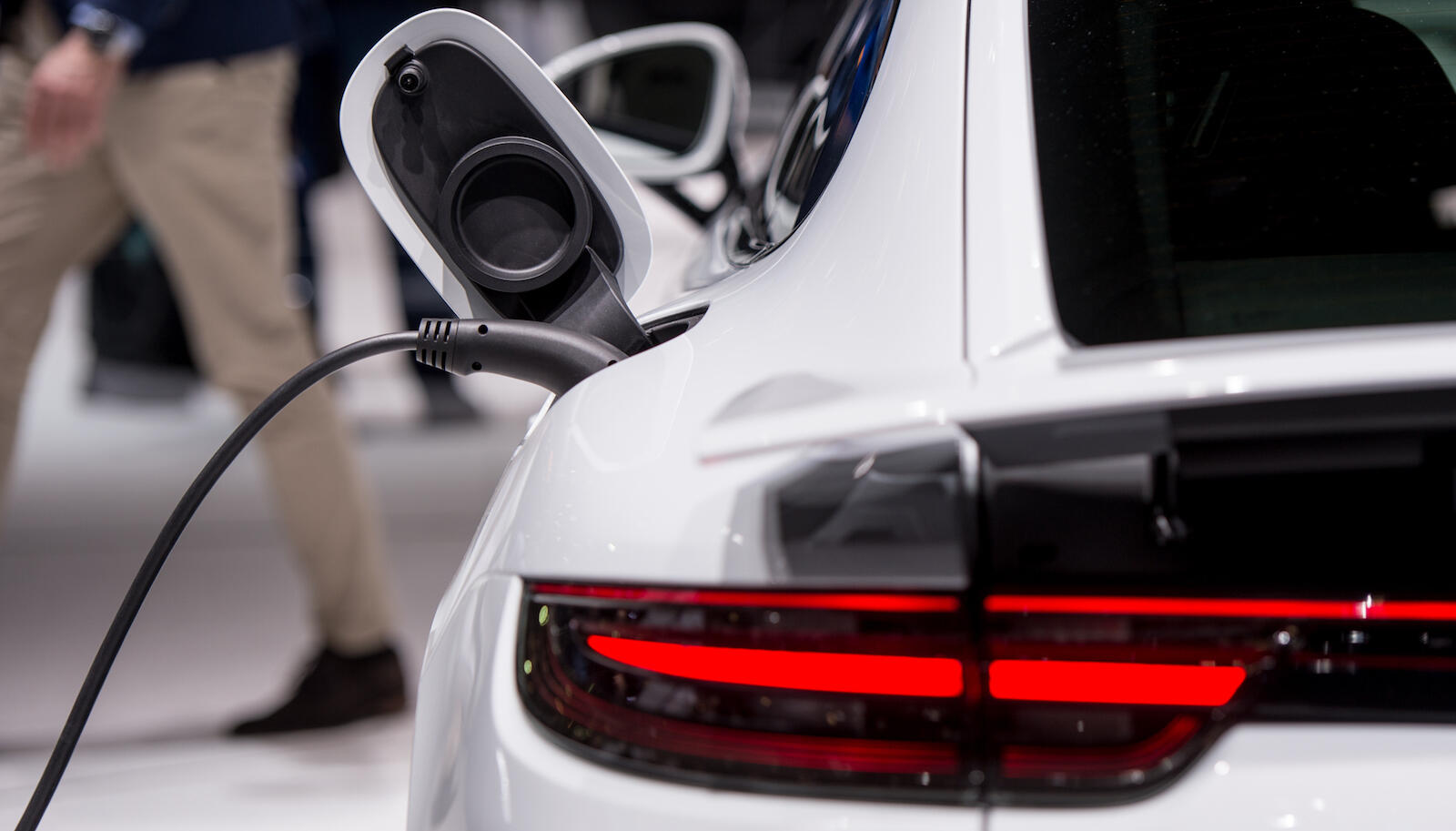 Laddsladd tycker många köpare fortfarande är lite läskigt. Men det blir inte bättre av att många säljare heller inte har koll på tekniken.