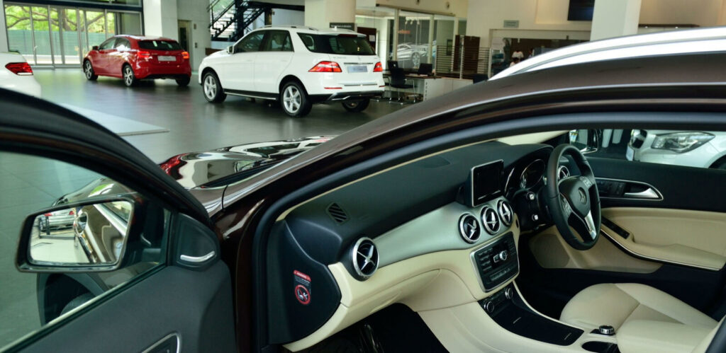 Interiören i Mercedes-Benz C-klass (AI text)