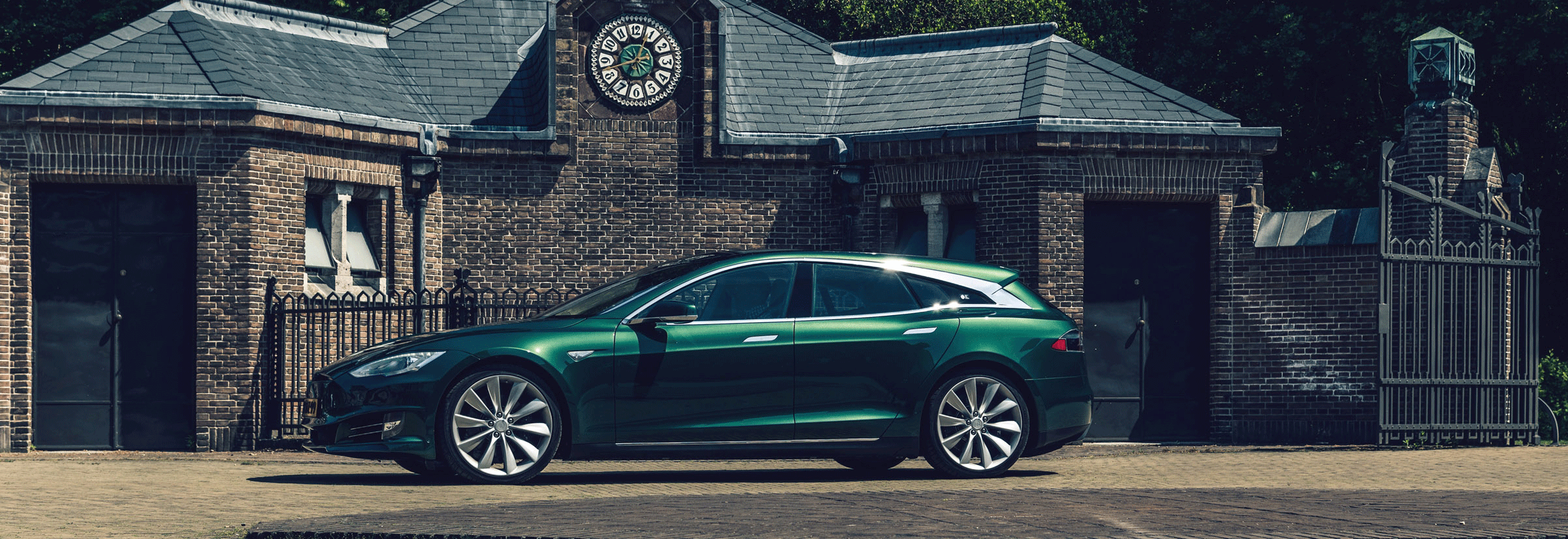 En Tesla Model S parkerad framför ett byggnad. (AI text)