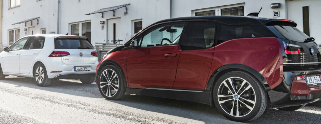 En BMW i3 parkerad framför en husfasad. (AI text)