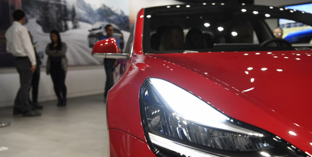 Fordonet Tesla Model S visas på Shanghais bilsalong, en bild från Reuters. (AI text)