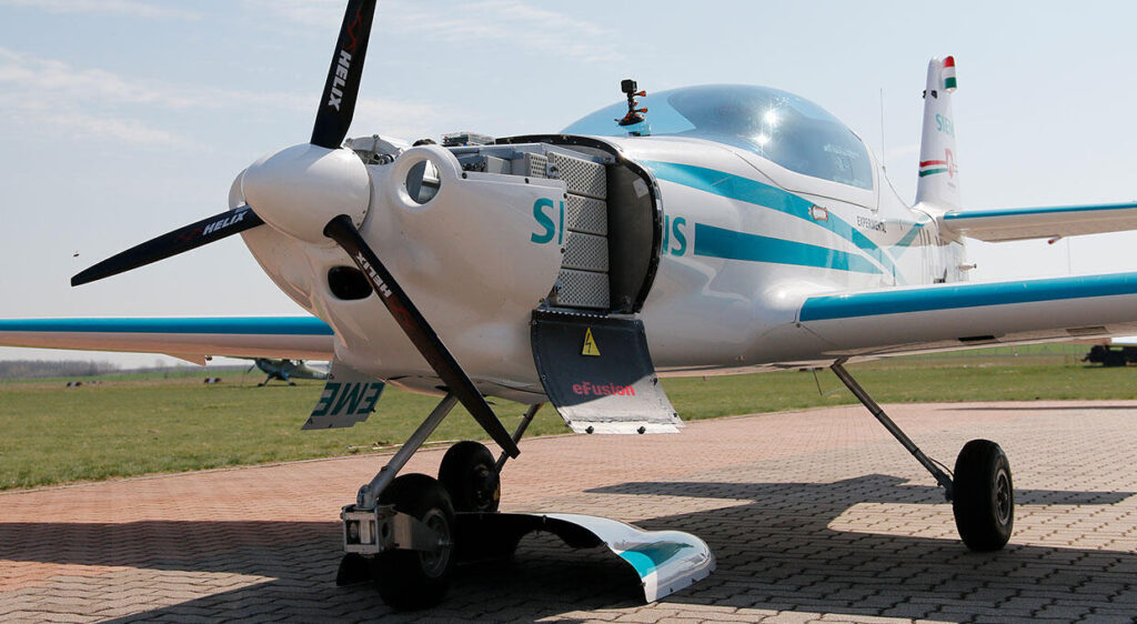 En liten flygplan parkerat på en murad väg. (AI text)