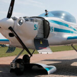 En liten flygplan parkerat på en murad väg. (AI text)