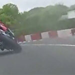 Murar och hus ligger helt nära banan (landsvägen), vilket givetvis gör minsta fel livsfarligt.