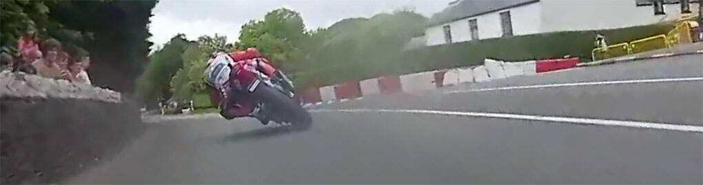 Murar och hus ligger helt nära banan (landsvägen), vilket givetvis gör minsta fel livsfarligt.