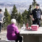 polisbefäl står nära en picknickbord (AI text)