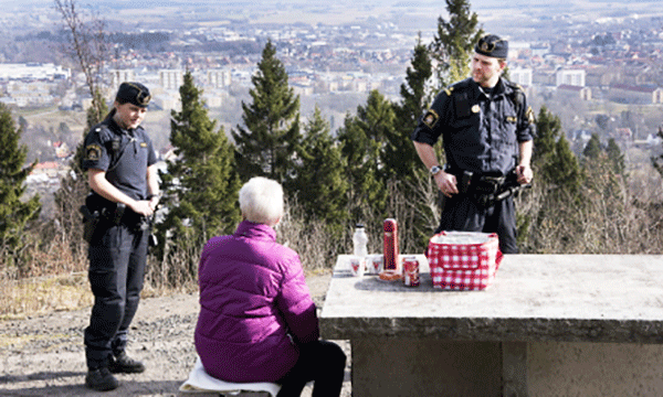 polisbefäl står nära en picknickbord (AI text)