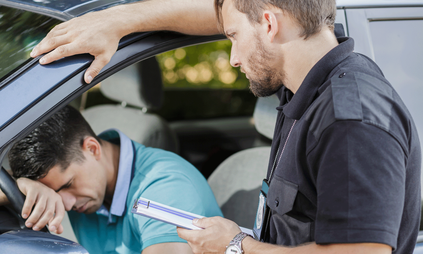 En polis talar med en man i en bil. (AI text)