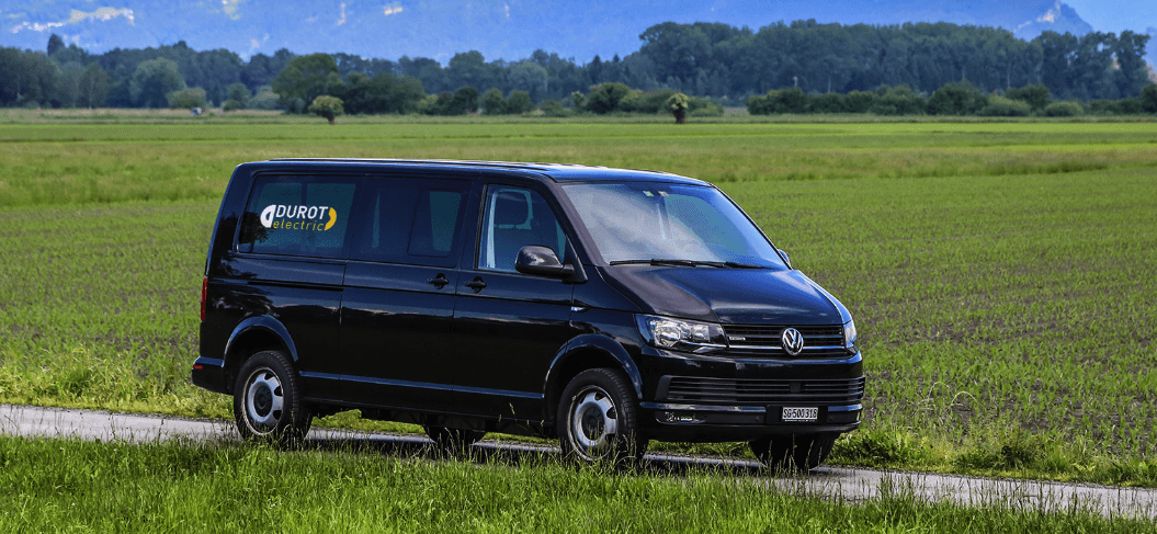 En Volkswagen T4-van kör nedför en landsväg. (AI text)