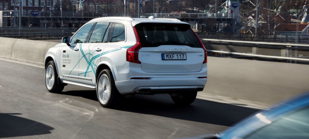 En bil kör på en motorväg. (AI text)