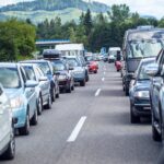 En trafikstockning på en bergsväg (AI text)