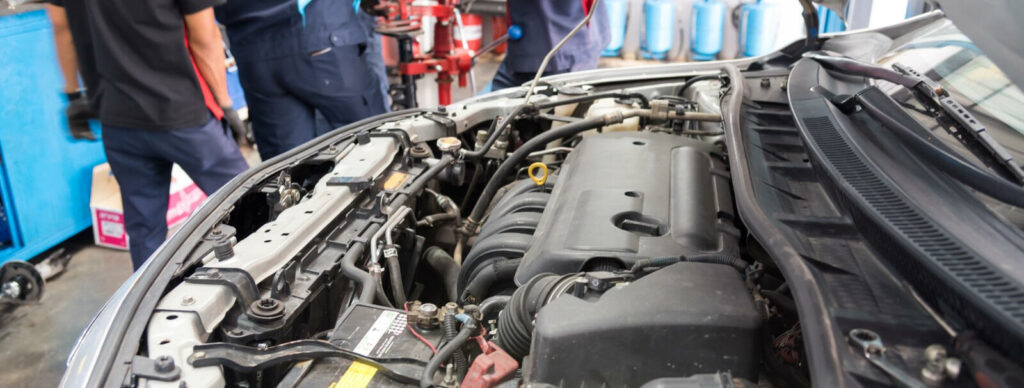 En bil repareras av en mekaniker. (AI text)