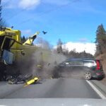 En lastbil står parkerad vid vägkanten. (AI text)