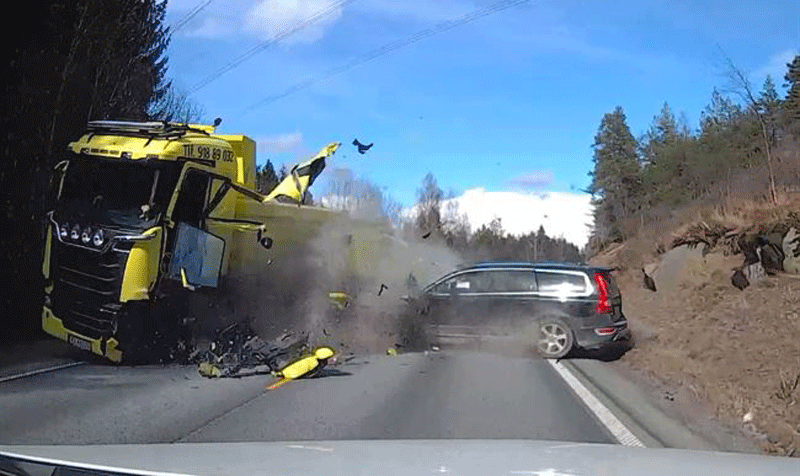 En lastbil står parkerad vid vägkanten. (AI text)