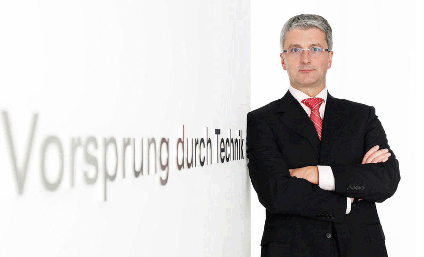 En man i kostym står bredvid en skylt. (AI text)