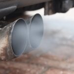 En bil med utluftningsrör som kommer ut från den. (AI text)