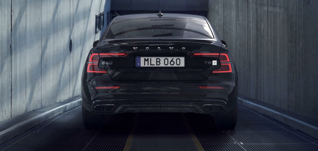 En svart SUV parkerad i ett garager. (AI text)