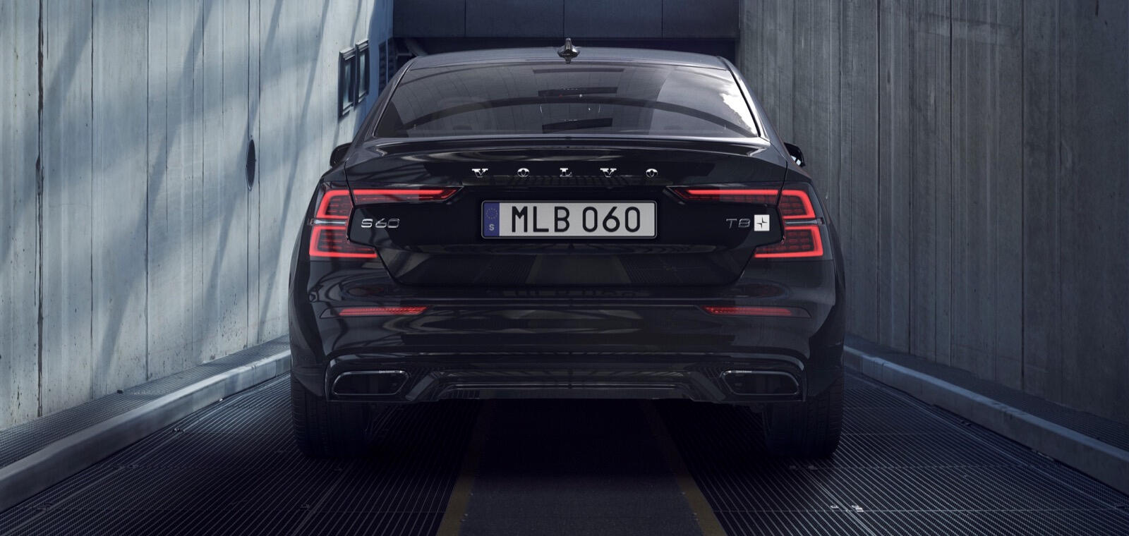 En svart SUV parkerad i ett garager. (AI text)